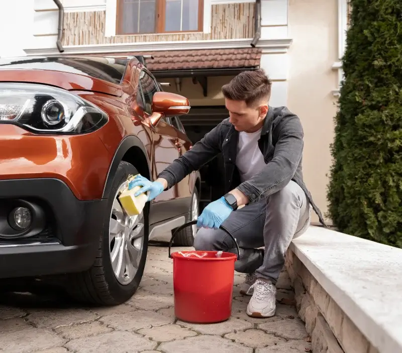 Lavage auto à domicile Saint-Orens-de-Gameville : professionnel intervenant sur un véhicule